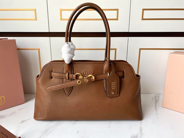 スーパーコピーブランドバッグ正面デザイン